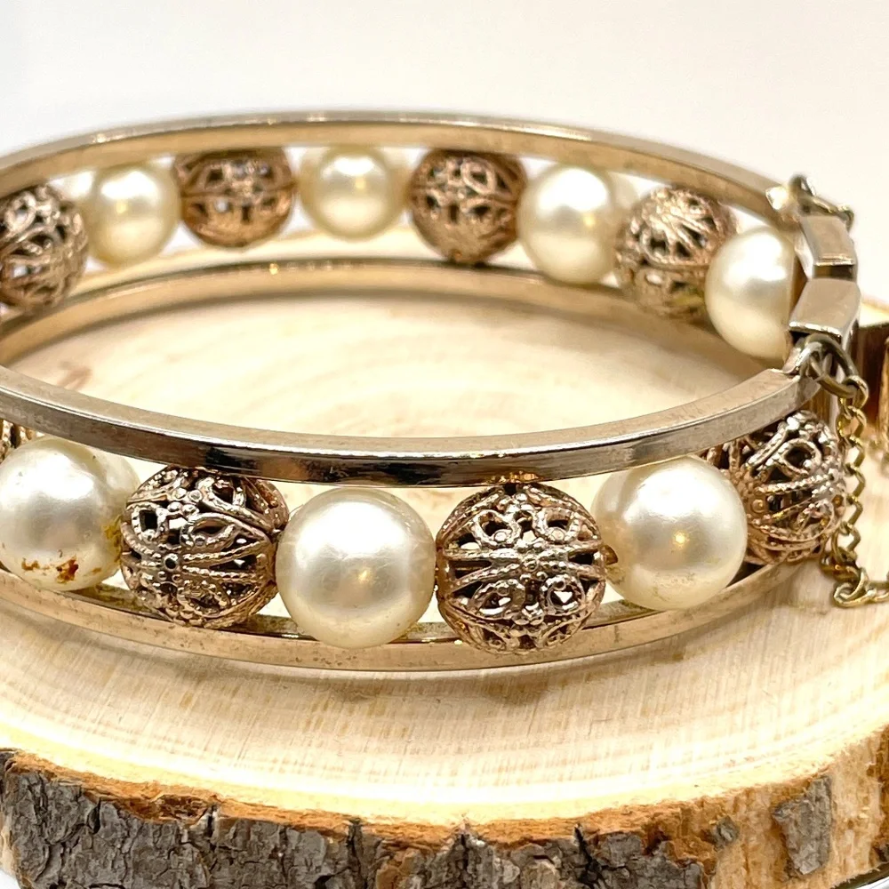 Vintage Unsigned Gold Tone Filigree Faux Pearl Bead Hinged Bangle Bracelet - Picture 10 of 12